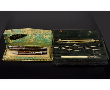 A Mentmore Vintage Pen Set Boxed fountain pen and propelling pencil set by British manufacturer Mentmore, fashioned in brown 