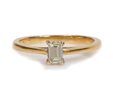 set within four claws, ring size K, 2.2g.