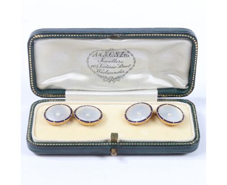 of circular form, with central pearl, outer mother of pearl and blue enamel borders, 8.7g.