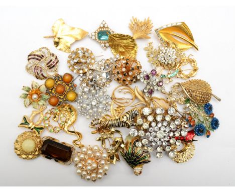 A group of vintage brooches to include enamel examples. 