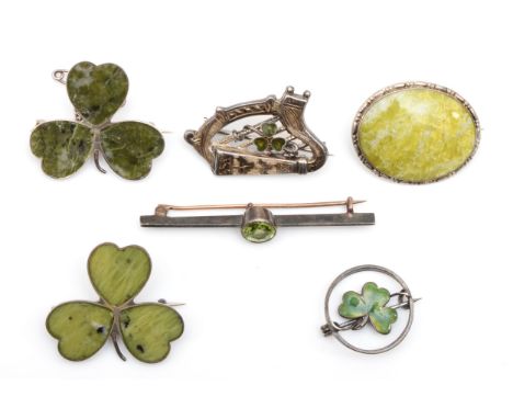 Two silver hard stone clover brooches, 28mm, a silver Irish harp and three other silver brooches, 23gm. 