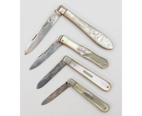 Four silver bladed fruit knives with mother of pearl handles, Sheffield 1901, 1911, 1939, Birmingham 1934.&nbsp;