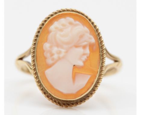 A 9ct gold shell cameo ring, I-J, 1.7gm. 