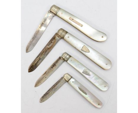 Four silver bladed fruit knives with mother of pearl handles, Sheffield 1903, 1909, 1919, 1920.&nbsp;