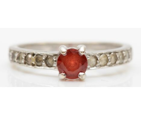 A 9ct white gold red and white stone dress ring, O, 3gm. 