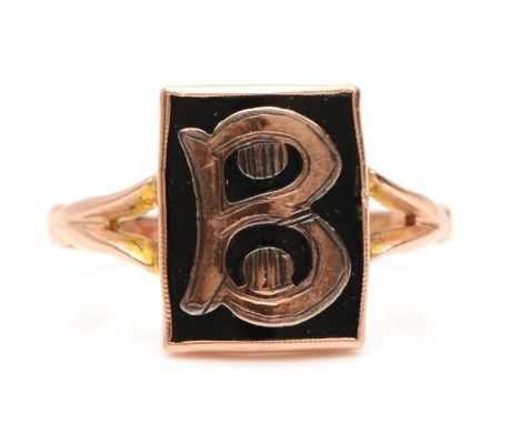 A 9ct rose gold gents signet ring, Q, 2.3gm. 