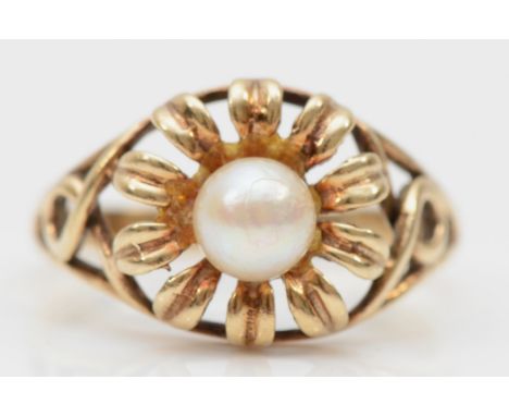 A vintage 9ct gold pearl dress ring, P, 3.1gm. 