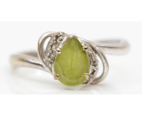 A 9ct white gold peridot and diamond dress ring, N, 2.7gm. 