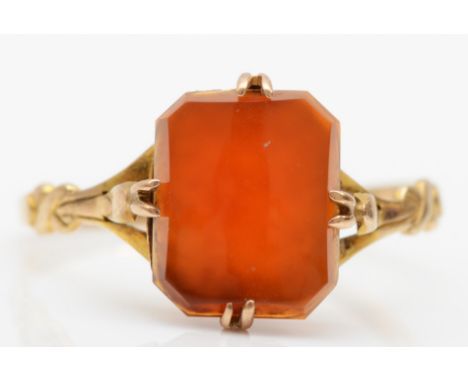 An unmarked gold carnelian panel ring, S, 1.4gm. 