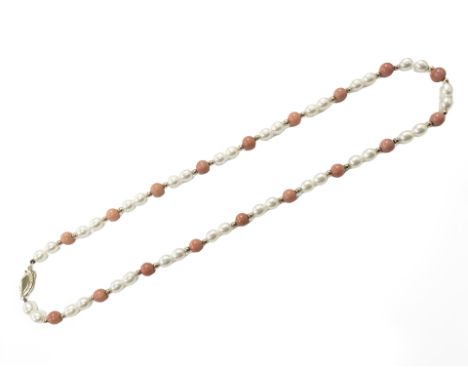 A pearl and coral necklace studded with 14ct yellow gold and clasp, length 41 cm.