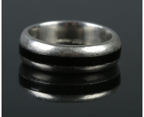 A platinum ring with jet inset band. Size N 1/2. 12.96g.  