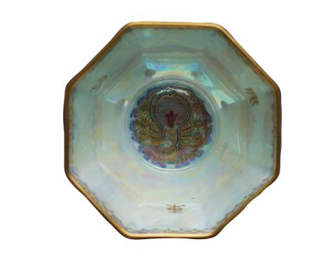 This elegant Wedgwood small octagonal bowl features a rich ruby lustre exterior adorned with intricate oriental motifs in gol
