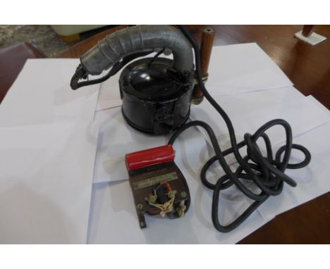 A World War II Aldis Signalling Lamp with Air Ministry marked transformer dated 1940
Condition report: Used condition - untes