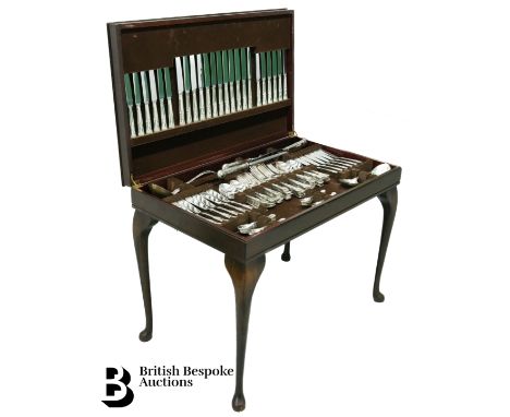 Sheffield silver plate Kings pattern cutlery canteen for 12 places, includes dinner forks, dinner knifes, dessert spoons, sou