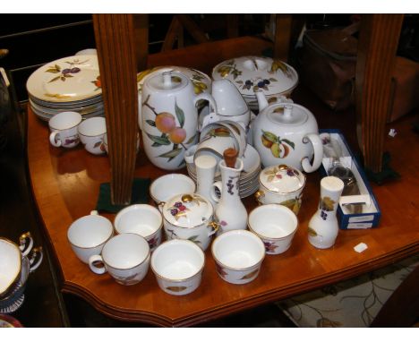 Royal Worcester 'Evesham' pattern tea and tableware 
