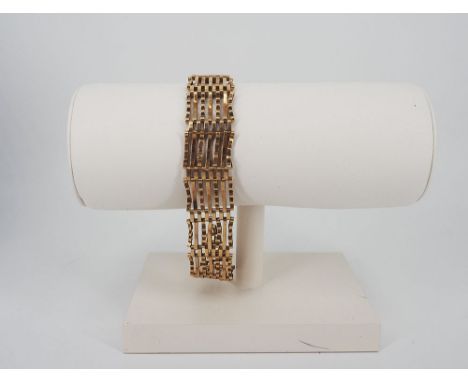 A 9ct yellow gold gate bracelet, 7 bar gate bracelet, fully 9ct gold hallmarked with 375, padlock in perfect working order, a