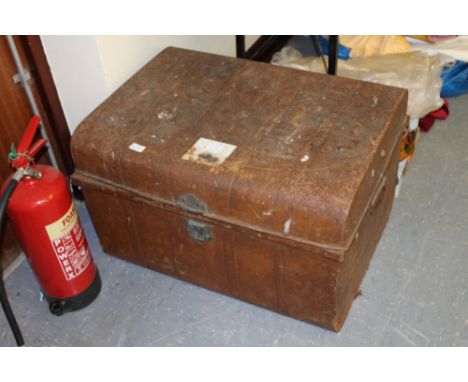 Tin trunk of various linen