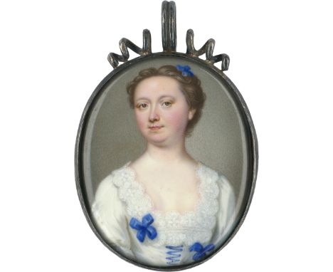 Zincke, Christian Friedrich -- Miniatur Portrait einer jungen Frau mit blauer Schleife in der braunen Lockenfrisur, in weißem