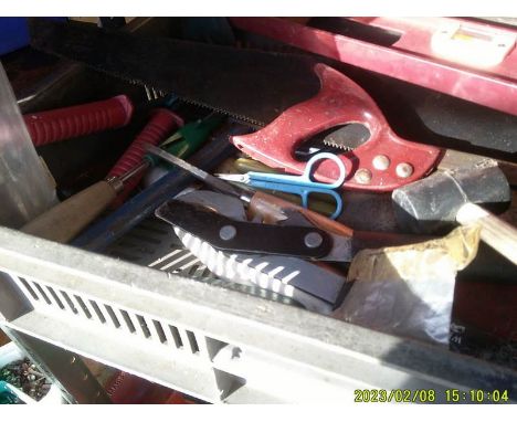 A box of workshop tools/sundires. COLLECT ONLY.