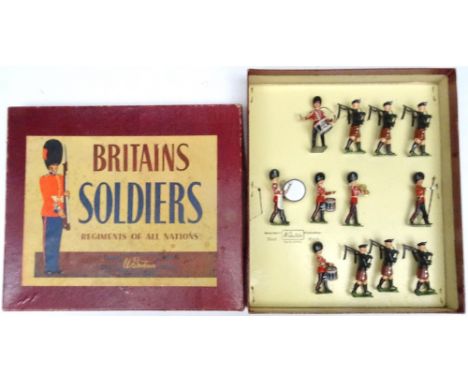 Britains set 9428, Drum and Pipe Band of the Irish Guards SECOND VERSION, plastic drums, in original ROAN box (Condition Exce