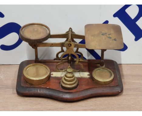 A NICE SET OF ANTIQUE MANUAL BRASS WEIGHTING SCALES ON MAHOGANY PLINTH