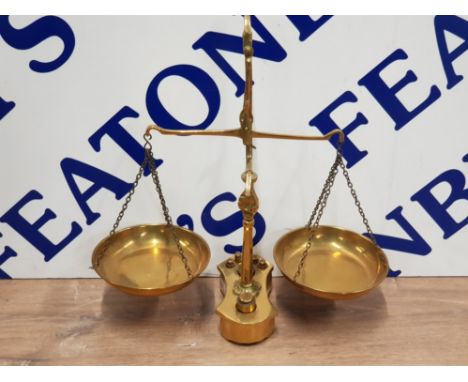 A VERY NICE SET OF MANUAL BRASS WEIGHTING SCALES WITH WEIGHTS