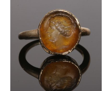 A yellow metal and orange jasper intaglio ring. The intaglio probably Roman and depicting a Classical maiden, size L 1/2. 4.2