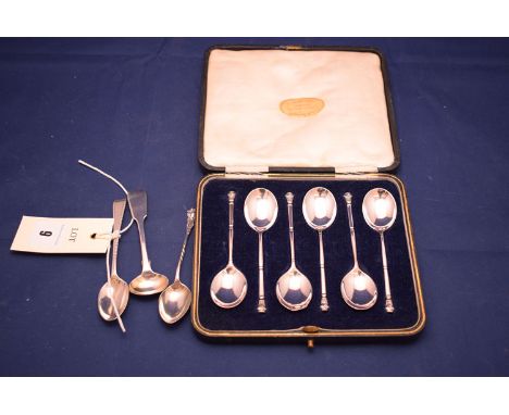 A set of six George V silver tea spoons, London 1919, cased; two silver coffee spoons and mustard spoon.