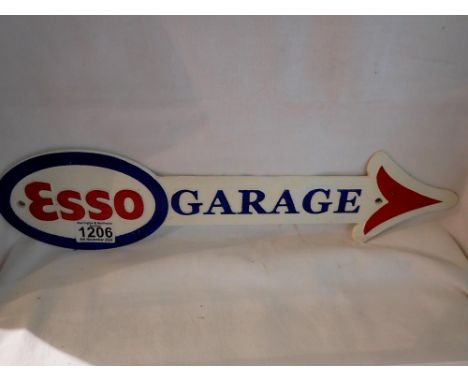 Cast iron Esso arrow garage sign, W: 40 cm. UK P&amp;P Group 2 (£20+VAT for the first lot and £4+VAT for subsequent lots)