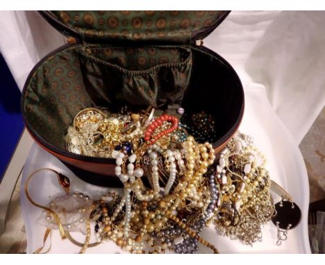 Vanity case of costume jewellery. UK P&amp;P Group 2 (£20+VAT for the first lot and £4+VAT for subsequent lots) 