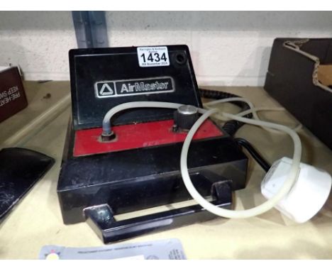 Kopykake C-3000 Airmaster cake decorating air compressor with air brush. All electrical items in this lot have been PAT teste