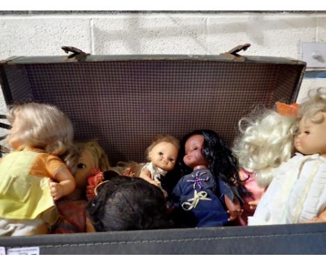 Vintage travel suitcase containing a section of vintage dolls to include Mattel. Not available for in-house P&amp;P 