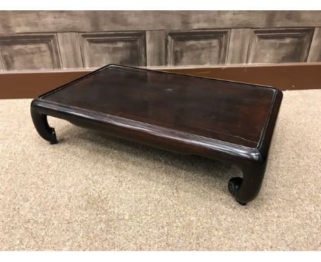 EARLY 20TH CENTURY CHINESE ROSEWOOD STANDof rectangular form and with rounded edges and scroll legs, 49cm long, 31cm wide 