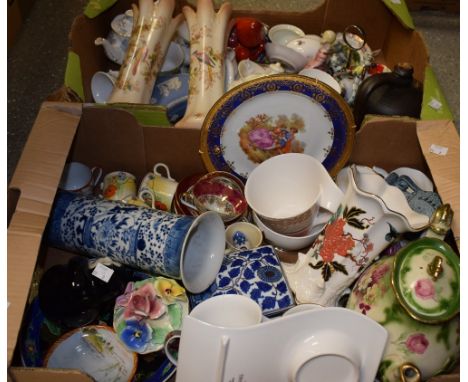 Ceramics - a Wedgwood jasper heart trinket box and cover;  pair of Crown Ducal bud vases;  Chinese cylinder vase;  table chin