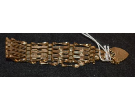 A 9ct gold gate link bracelet, with 9ct gold heart shaped padlock, 12.4g