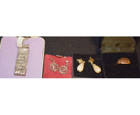 Jewellery - a 9ct rose gold signet ring, stamped 9ct, 4.9g;  a silver ingot pendant etc (4)