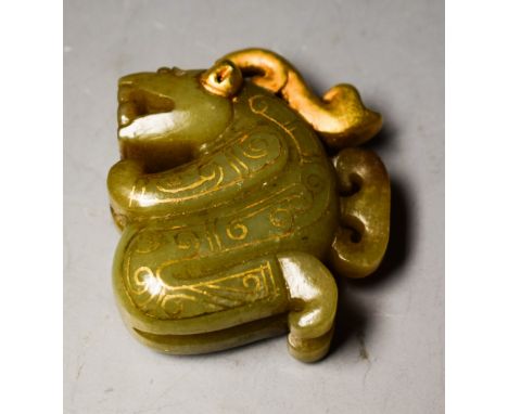 A Chinese style carved jade mythical beast, inlaid with gold coloured metal, 5cm