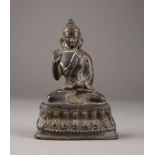 EINE SITZENDE FIGUR VON AMOGHASIDDHI AUS BRONZE