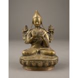 EINE SITZENDE FIGUR VON TSONGKHAPA AUS BRONZE