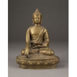 EINE SITZENDE FIGUR VON BUDDHA SHAKYAMUNI AUS BRONZE
