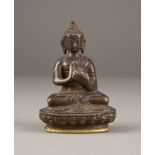 EINE SITZENDE FIGUR VON SHAKYAMUNI AUS BRONZE