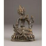 EINE SITZENDE FIGUR VON TARA AUS BRONZE