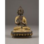 EINE SITZENDE FIGUR VON BUDDHA SHAKYAMUNI AUS BRONZE