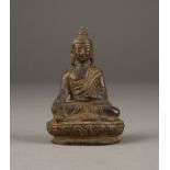 EINE SITZENDE FIGUR VON BUDDHA SHAKYAMUNI AUS BRONZE