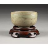 EINE GRÜNE KRAKELGLASIERTE TEESCHALE AUS KERAMIK