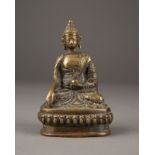 EINE SITZENDE FIGUR VON SHAKYAMUNI AUS BRONZE