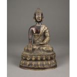 EINE SITZENDE FIGUR VON BUDDHA SHAKYAMUNI AUS BRONZE