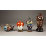 EINE GRUPPE VON VIER CLOISONNÉ-OBJEKTEN