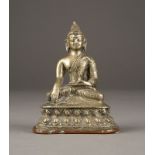 EINE SITZENDE FIGUR VON BUDDHA SHAKYAMUNI AUS BRONZE