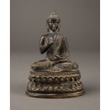 EINE SITZENDE FIGUR VON AMOGHASIDDHI AUS BRONZE